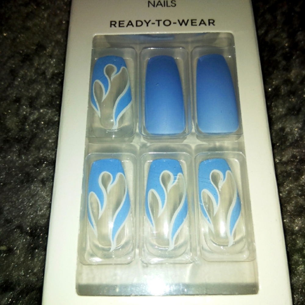 NWT Kiss glue on nails 24 long blue w/ flames